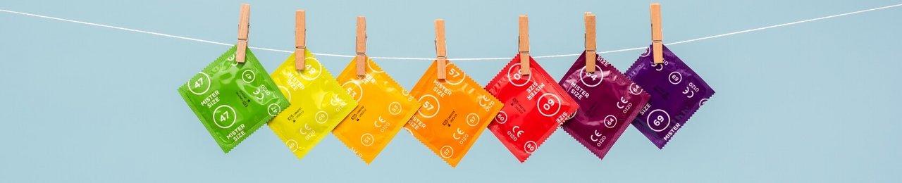 7 Preservativos de tamanho Mister no estendal de roupa