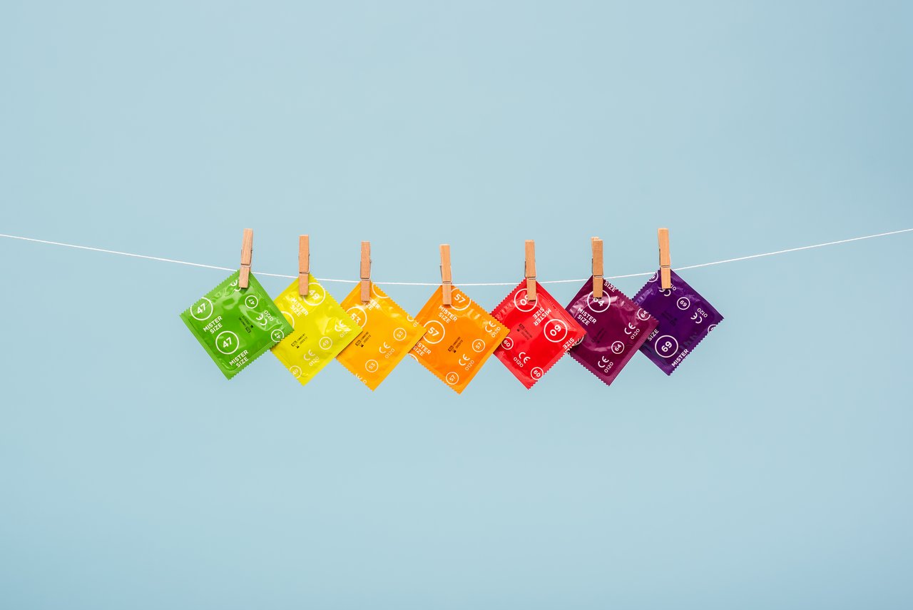 7 tamanhos diferentes de preservativos de Mister Size no estendal de roupa