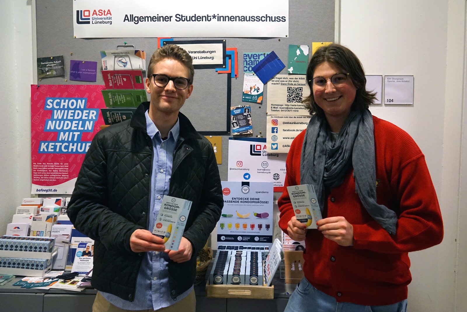 Luis de Spondoms (esquerda) abre o distribuidor gratuito de preservativos juntamente com Max da AStA da Universidade de Leuphana de Lüneburg (direita).