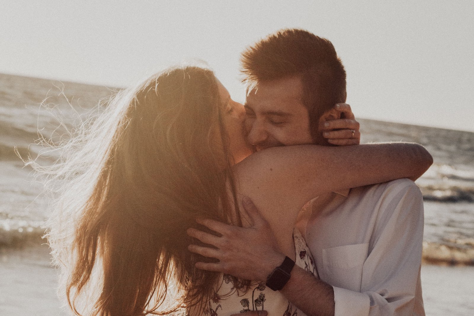 Casal apaixonado na praia no Verão