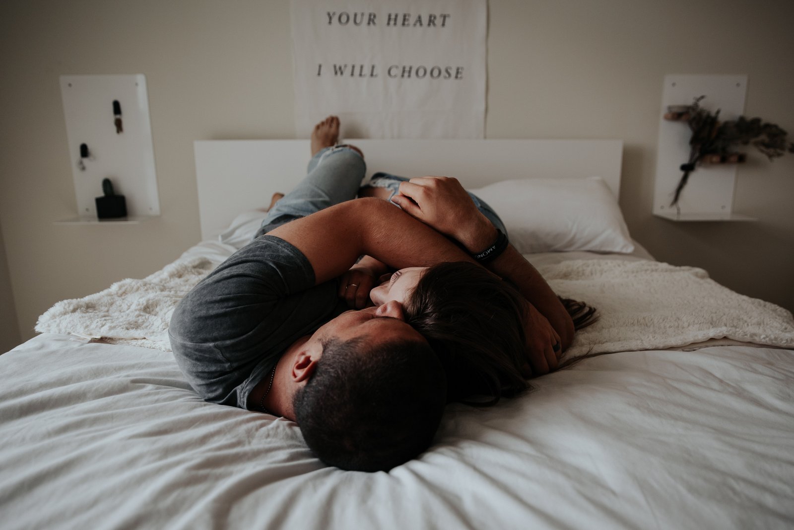 Um homem sem disfunção eréctil ou problemas de potência encontra-se na cama ao lado de uma mulher, ambos abraçados juntos.