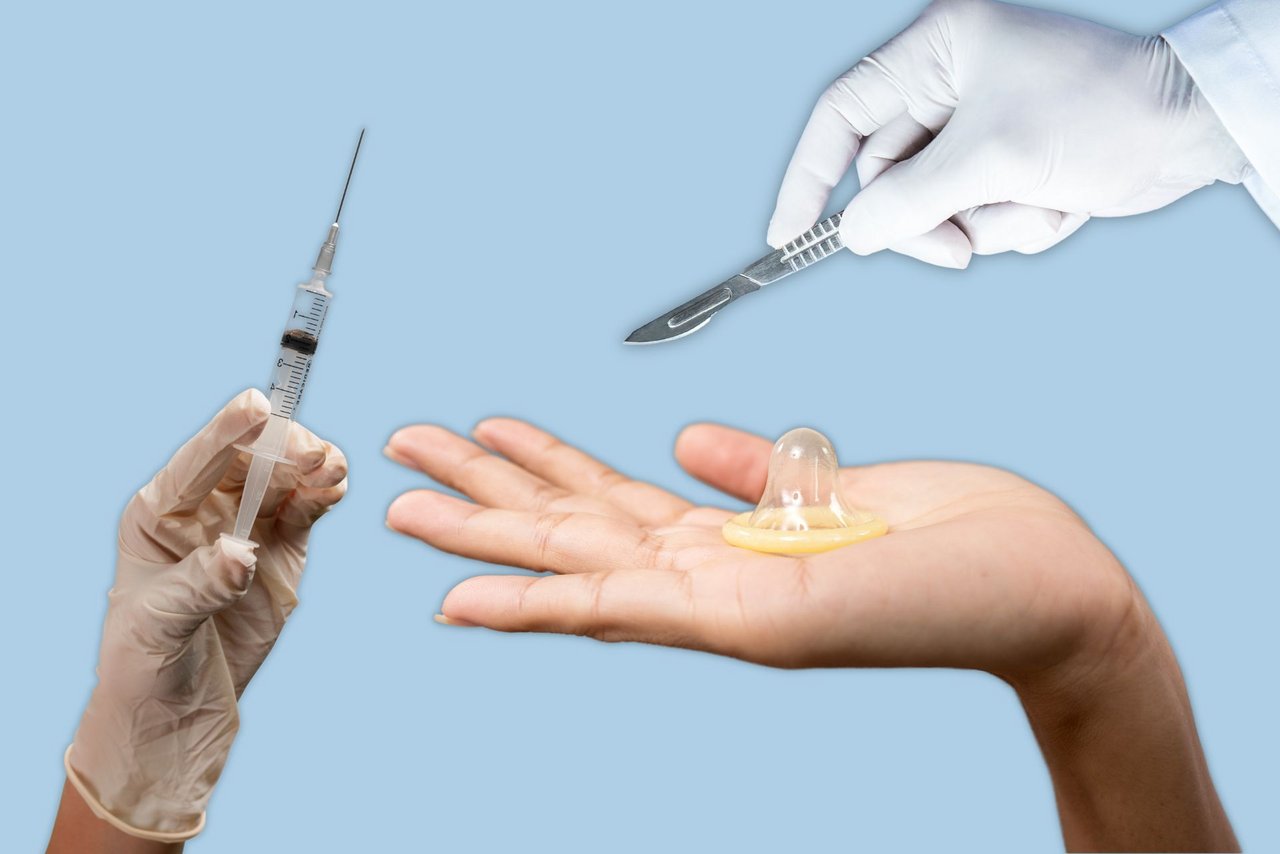 Mãos segurando um preservativo para contracepção, um bisturi para uma vasectomia e uma seringa para gel vasal