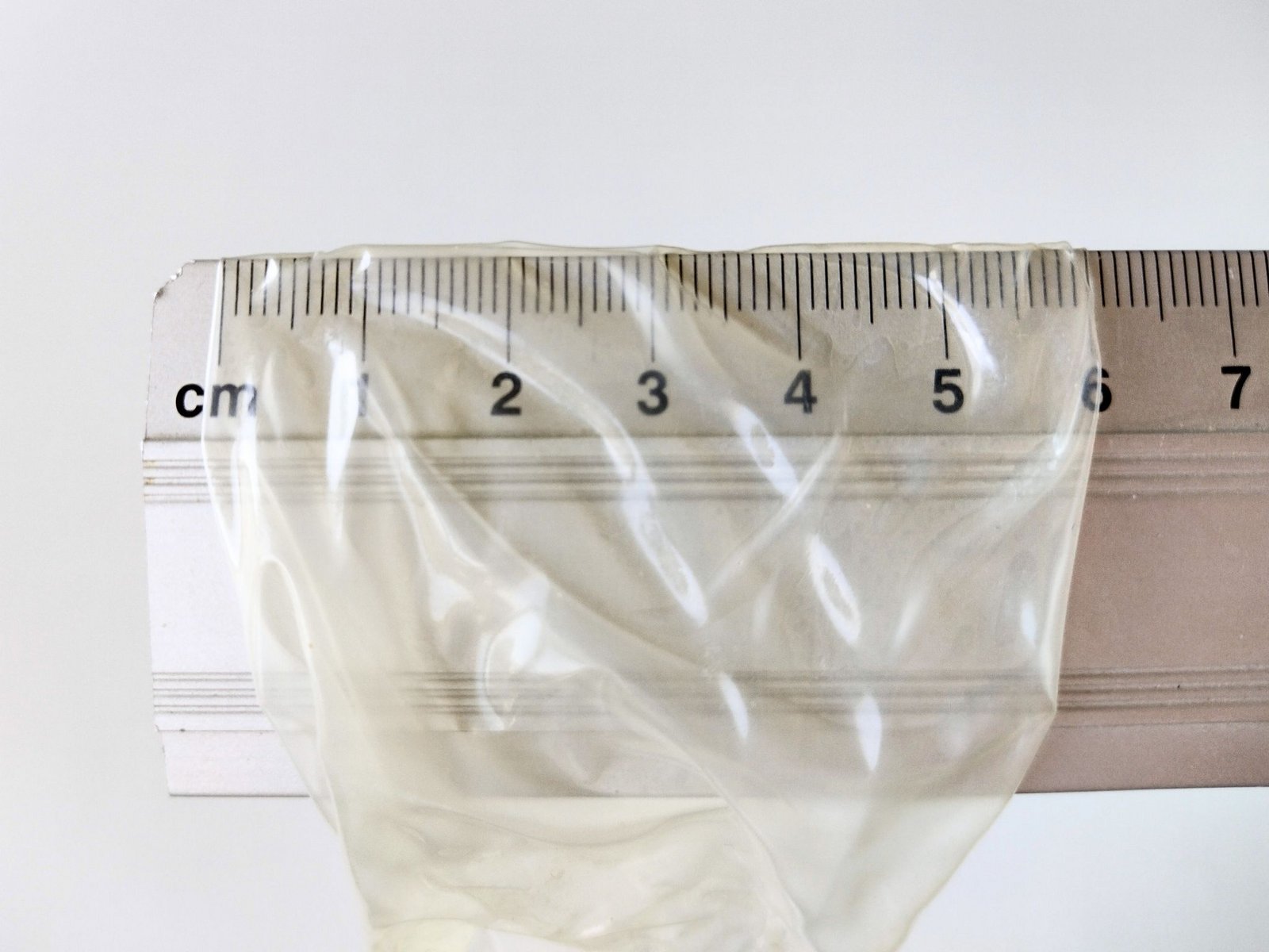Largura nominal de um preservativo medida com uma régua