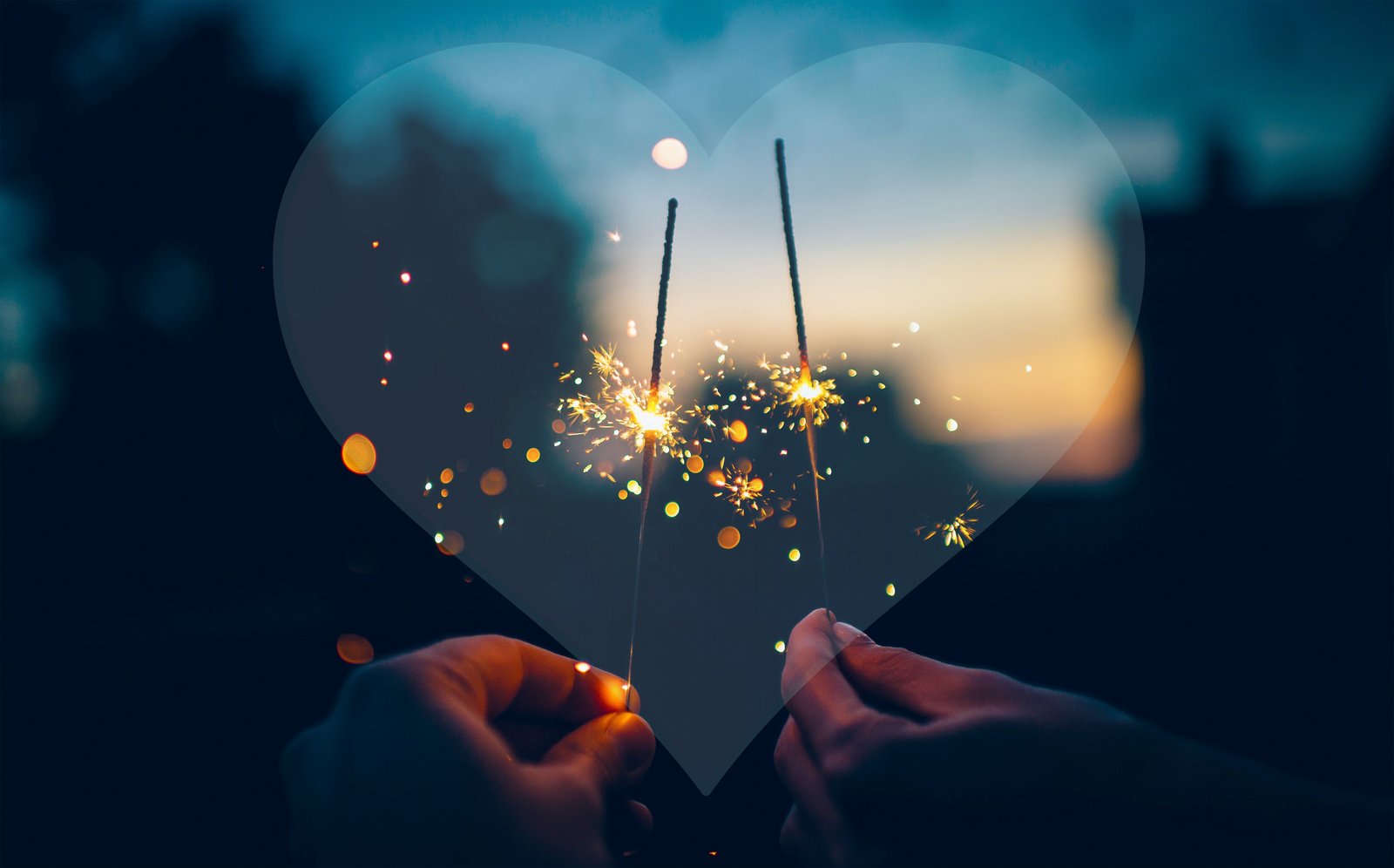 Casal apaixonado por sparklers no Dia de Ano Novo