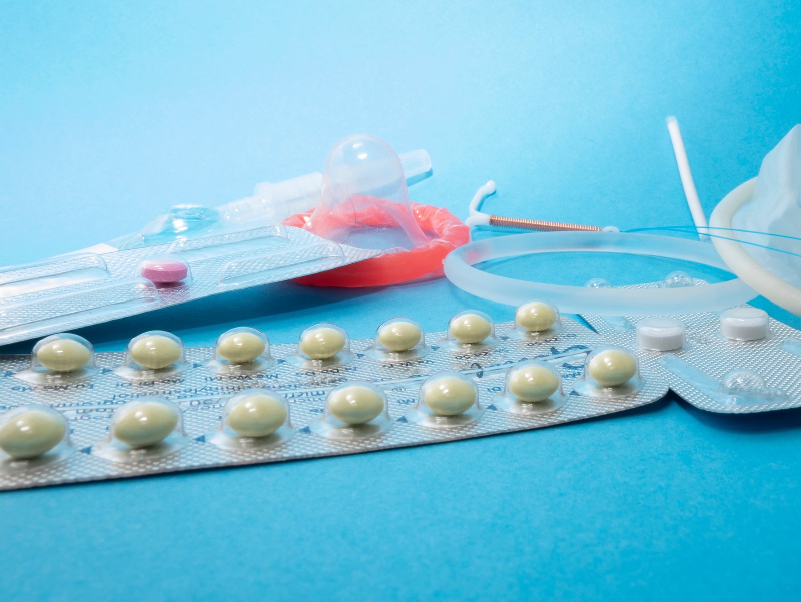 Preservativo, pílula contraceptiva e outros contraceptivos